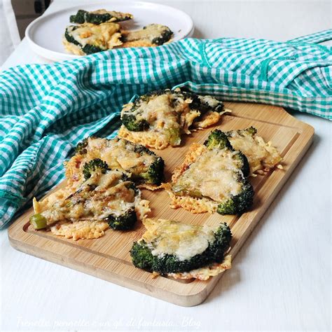 Chips di gambi di broccoli croccanti su una teglia