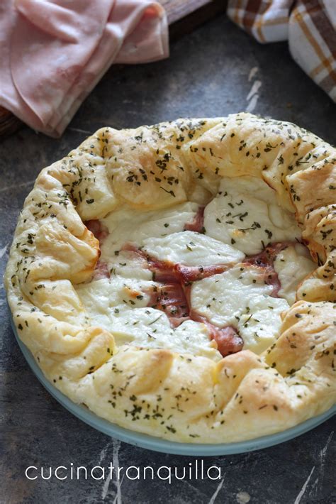 disposizione degli asparagi e della scamorza sulla pasta sfoglia prima della cottura