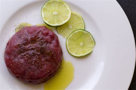 Filetto di cavallo crudo con erbe aromatiche