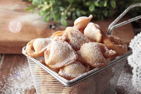 Un piatto invitante di tortelli fritti di Carnevale spolverati di zucchero a velo