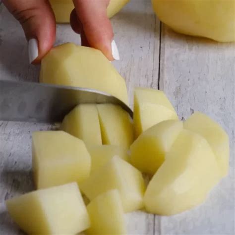 Patate sbucciate e tagliate a tocchetti, pronte per essere condite
