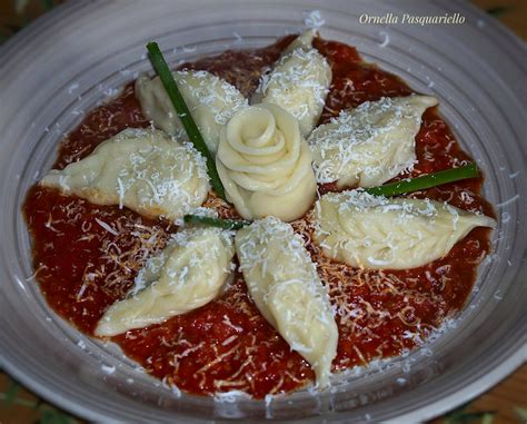 Immagine ravvicinata degli ingredienti per il ripieno dei Culurgiones: patate schiacciate, pecorino, menta.
