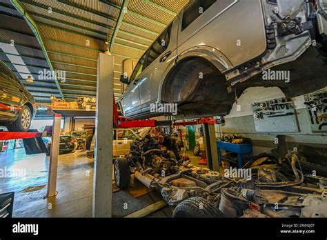Interno dell'officina meccanica della concessionaria con attrezzature moderne