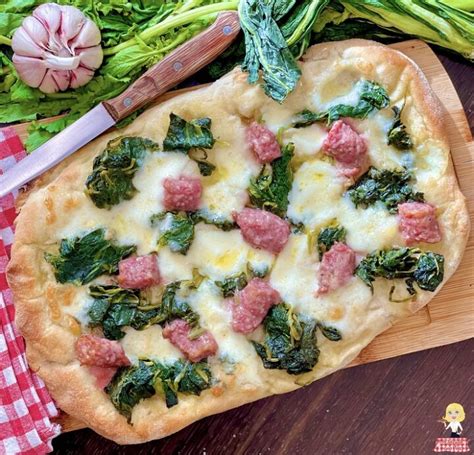 Primo piano di una pinsa amatriciana con salsiccia morbida e gustosa