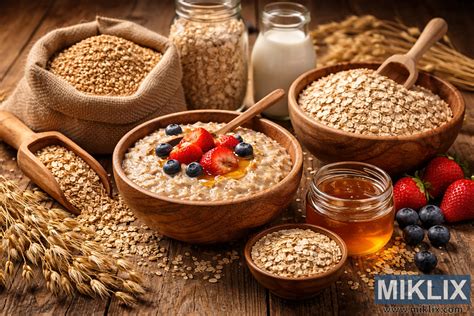 frutta matura e fiocchi d'avena disposti su un piano di lavoro