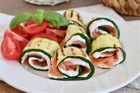 Immagine di involtini di zucchine e salmone su un piatto da portata