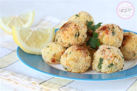 Una ciotola con ingredienti per le polpette di merluzzo, tra cui filetti di pesce, spinaci e mollica di pane.