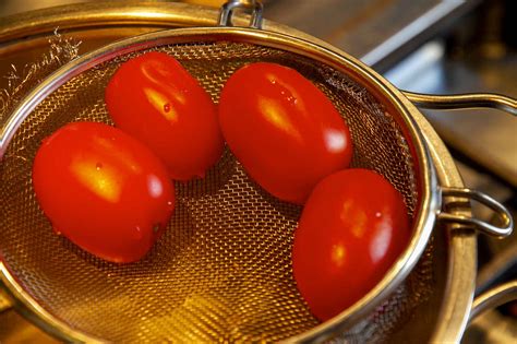 pomodori incisi pronti per essere sbollentati