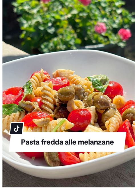 ciotola con pomodori a cubetti, basilico e olio, pronta per la marinatura