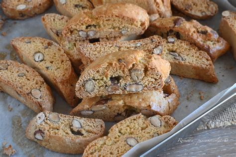 Una selezione di cantucci toscani e baci di dama piemontesi, disposti su un piatto rustico.