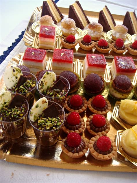 Un assortimento di mignon moderni, con decorazioni artistiche e combinazioni di sapori innovative.