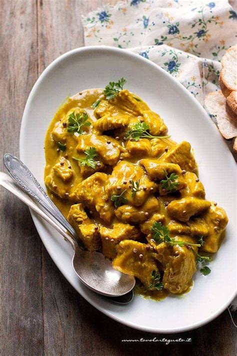 Immagine di bocconcini di tacchino al curry serviti con riso Jasmine