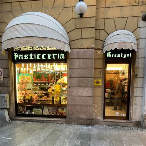 Foto della facciata storica della Pasticceria Gramigni Ettore in corso Cavour a Novara