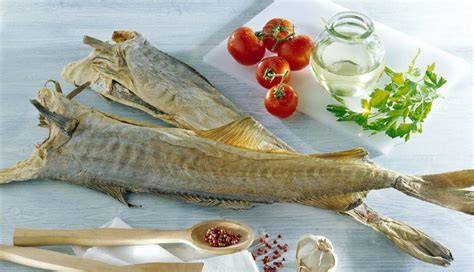 Pesce stoccafisso essiccato su un tavolo di legno