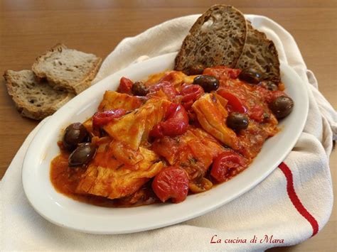 Stoccafisso in umido con patate, pomodorini e prezzemolo in una casseruola