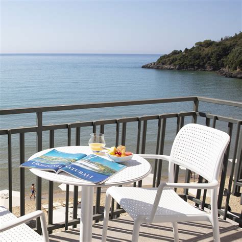 Vista panoramica sul mare da un balcone di una casa vacanza, con tavolino e sedie