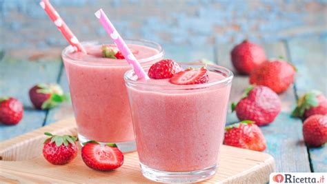 foto di un frullato energizzante con banana, fragole e spinaci