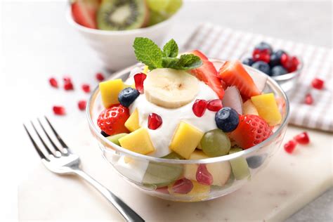 Collage di immagini: yogurt in diverse preparazioni culinarie (colazione con frutta, salsa salata, dessert)