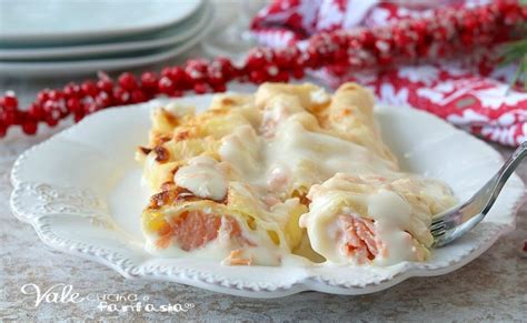 Ingredienti per i cannelloni al salmone affumicato e ricotta con besciamella