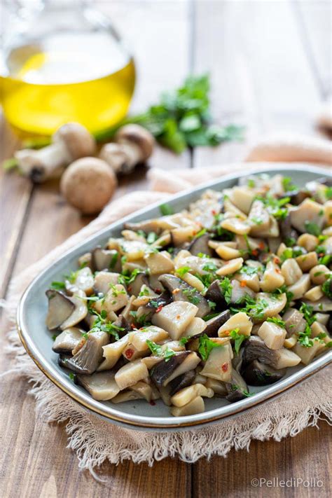 Padella con funghi freschi trifolati in cottura