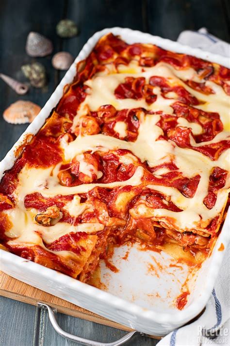 Pirofila con lasagne pronte per essere infornate