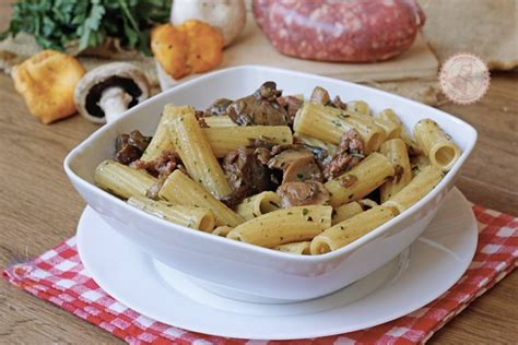 Ingredienti per un classico piatto di pasta con salsiccia e funghi.