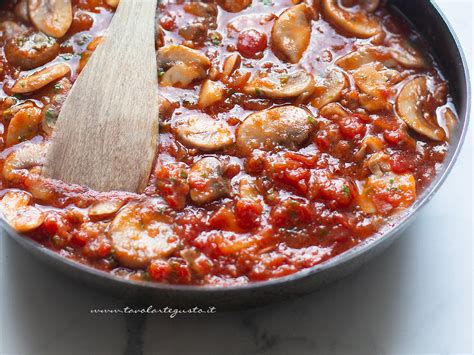 Ingredienti freschi per un sugo di salsiccia e funghi.