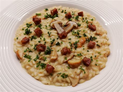 Un risotto cremoso ai funghi e salsiccia.