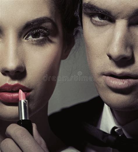 Uomo e donna con rossetto color burgundy