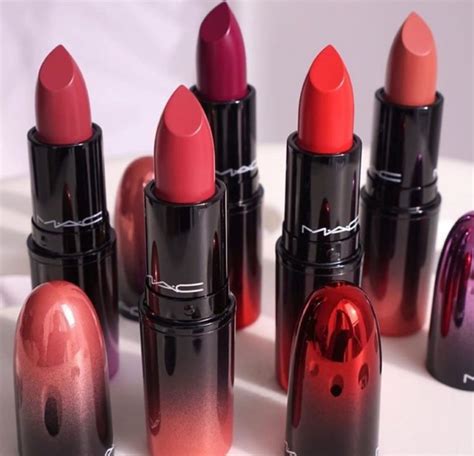 Collezione di rossetti MAC con diverse tonalità di rosso e burgundy