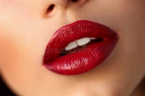 Primo piano di labbra con rossetto color burgundy intenso