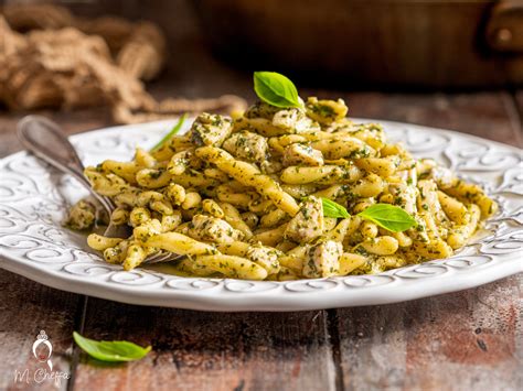 Primo piano di un piatto di pasta condito con pesto di noci