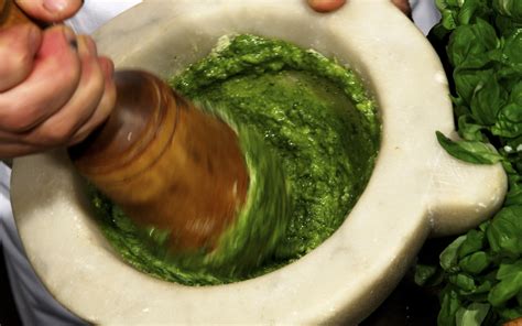 Infografica che mostra i passaggi per la preparazione del pesto di noci