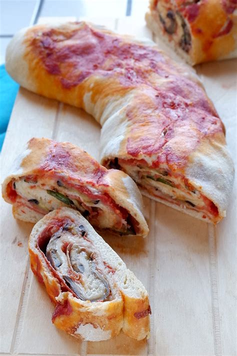 ingredienti freschi per il rotolo di pizza