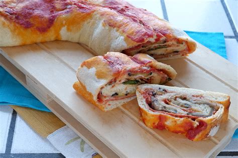 rotolo di pizza farcito prima della cottura