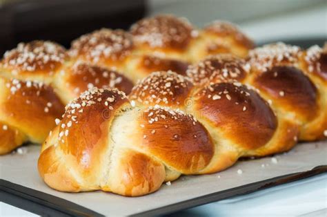 Immagine di un Danubio dolce appena sfornato, dorato e soffice, con palline ben definite