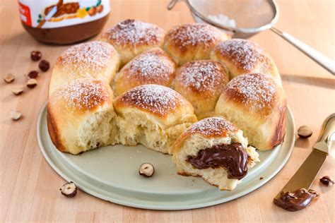 Immagine di palline di Danubio dolce farcite con Nutella e crema pasticcera, pronte per la cottura