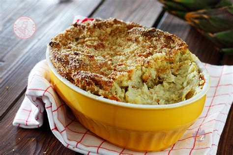 Ingredienti freschi per lo sformato: patate, carciofi, salsiccia, rosmarino, aglio