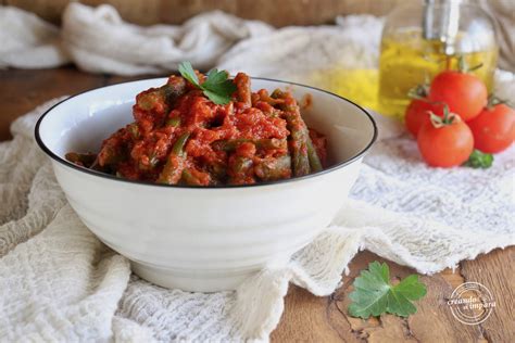 Ingredienti freschi per i fagiolini in umido
