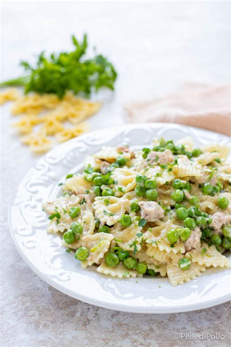 ortaggi freschi per la pasta con piselli e tonno