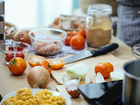 ingredienti disposti sul piano di lavoro per preparare la pasta
