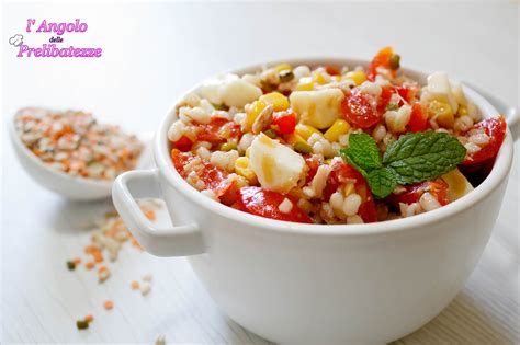 Composizione di un'insalata di cereali e legumi colorata