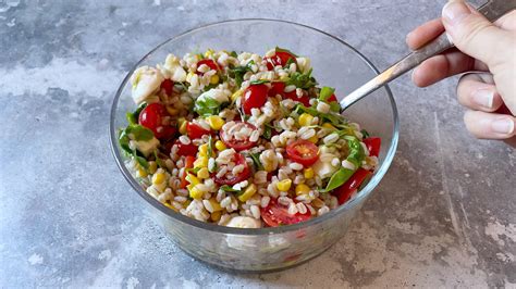 Primo piano di un piatto di orzo e farro con fagioli neri