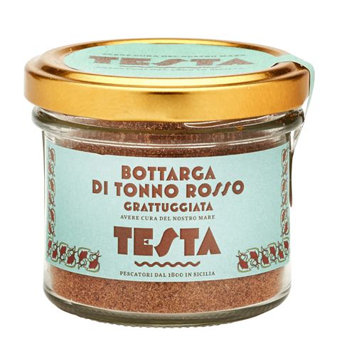 Bottarga di tonno rosso a lamelle su tagliere di legno