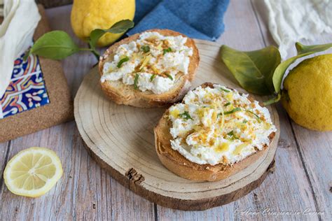 Crostini con ricotta, limone e bottarga grattugiata
