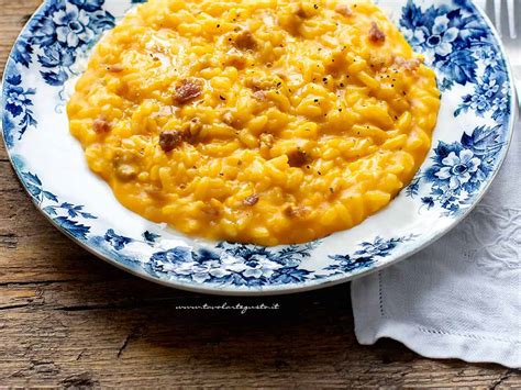 Piatto di risotto cremoso con lamelle di bottarga