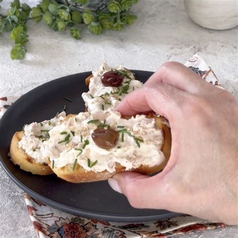 Fette di pane con crema di tonno e bottarga