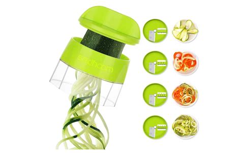 Varietà di verdure tagliate a spaghetti con un temperino per verdure
