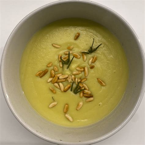 foto di una ciotola fumante di vellutata di verza e patate guarnita con crostini