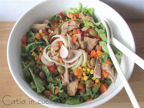 Composizione di una colorata insalatona mista con diversi ingredienti.